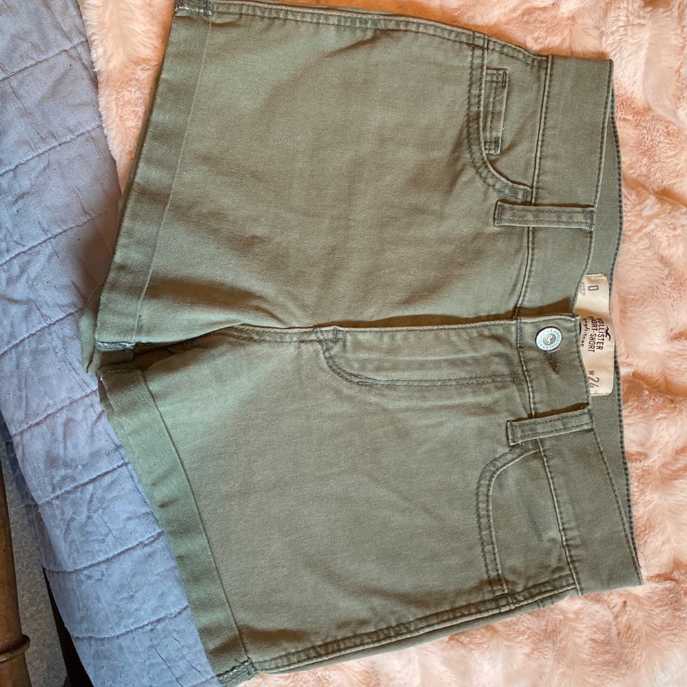 Green Hollister shorts high-rise
